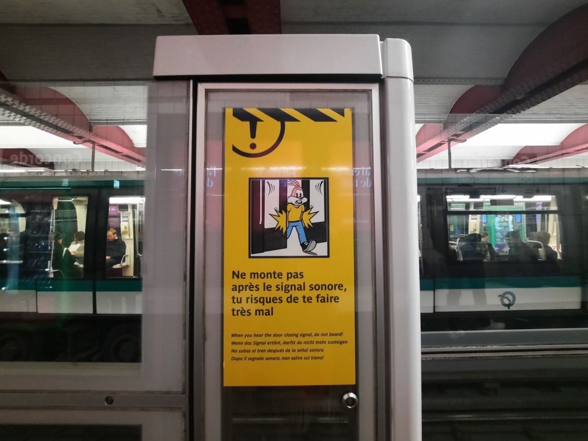 巴黎交通中的新書廣告